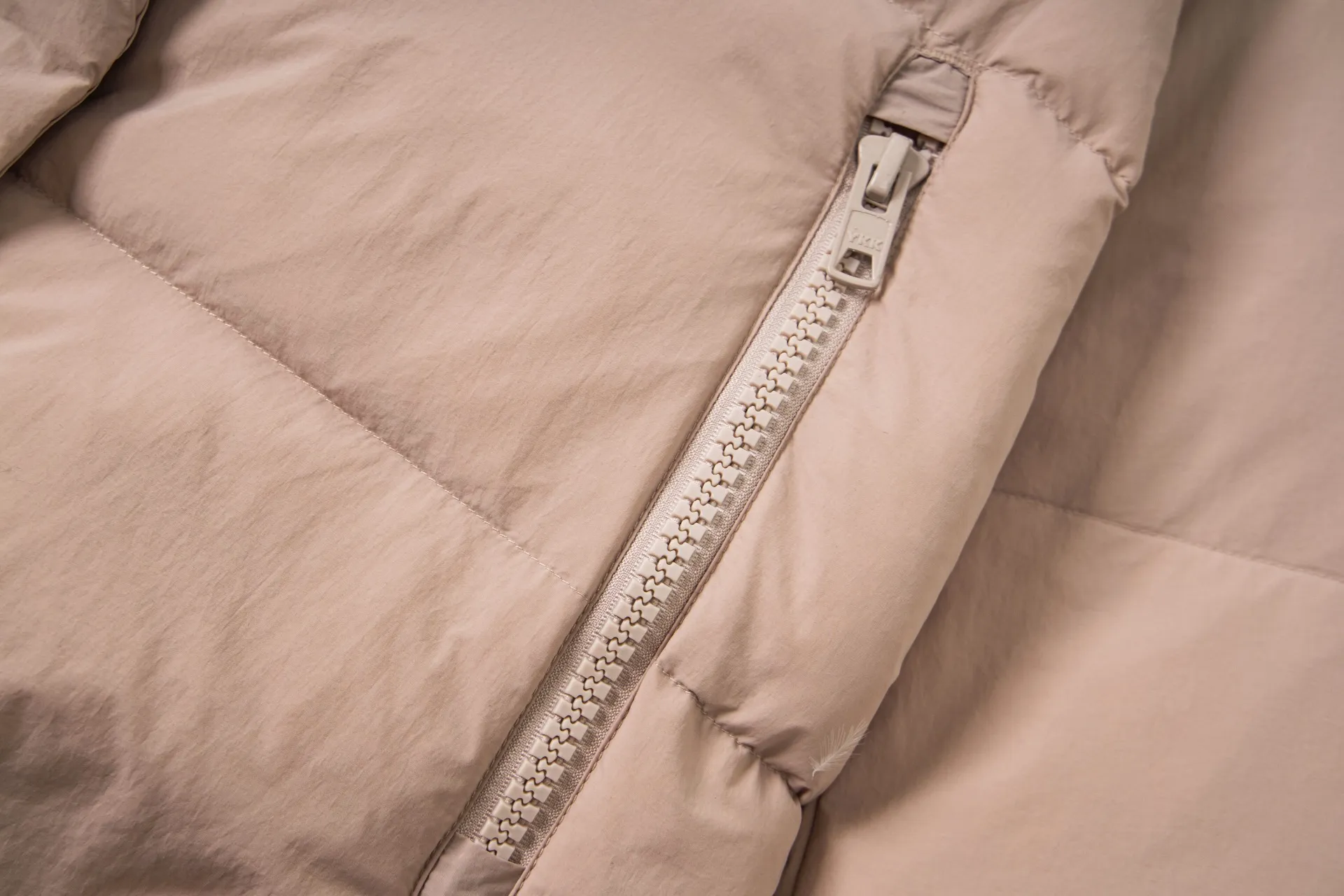 P770 model number: G124 Canada Goose PASTELS series new Parker couple's hooded down jacket 1️⃣The fabric is made of soft EnduraLuxe fabric, which enhances the durability of easy-to-wear parts, is lightweight and durable; the inner liner is made of anti-velvet gallbladder, which is comfortable and soft without velvet. It has a detachable hood, can be adjusted in two directions, and is also filled with down, which brings greater softness and wrapping around the head and neck, and is full of warmth. This parka features white trim on the back and sides, and the hardware locks are all original and custom-made to match the muted fabric color. Goose label: The official website’s new series of silicone material labels, non-embroidery labels. 2️⃣It is very youthful and energetic, and can be easily worn by both men and women. It is very in line with the fashion aesthetic concepts of today's young people! 3️⃣ A full set of customized accessories, complete with three standards, same style for men and women, a must-have for couples! Color: black, white, pink, stone gray, water-soluble blue Size: XS, S, M, L